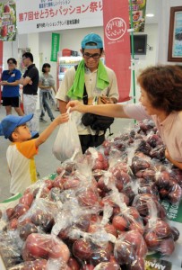 ５～６個入りの袋詰めなどを販売したパッション祭＝１８日、せとうち海の駅