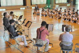 金管五重奏を楽しむ児童ら＝３０日、天城小学校