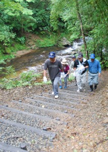 役勝川を気軽に楽しめるように整備された階段＝２６日、住用町役勝エコロード沿い