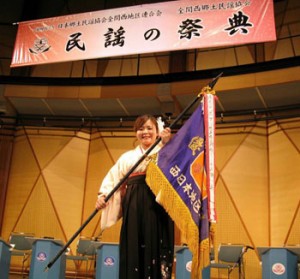 民謡の祭典で大賞を受賞した岡さん＝５月２９日、大阪市（提供写真）