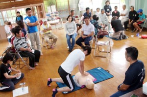 救命救急士からＡＥＤの使い方などを学んだ講習会＝２６日、瀬戸内町の与路公民館（町役場提供）