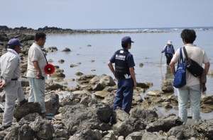 シラヒゲウニ漁の解禁を前に沿岸をパトロールする漁業者ら＝６日、奄美市名瀬