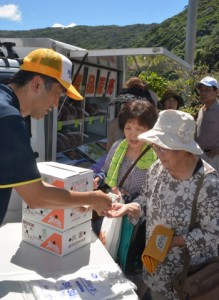 販売開始から２０分で完売した果実の販売コーナー（左）と人気を集めた「すももスムージー」作り＝１９日、大和村大棚