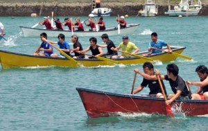 白熱のレースを繰り広げた小湊港祭りの舟こぎ競争＝５日、奄美市名瀬小湊