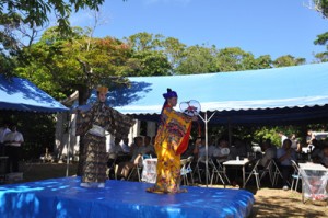 大山神社例祭の懇親会で御前風を舞う町役場職員＝２０日、知名町大山