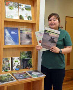  今回刊行したパンフレットを手にする吉田さん＝２３日、奄美野生生物保護センター