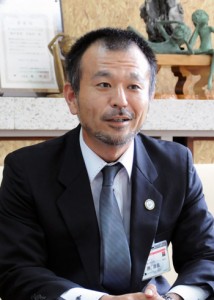 村長を表敬訪問し、活動の抱負を語る勝さん＝２０日、宇検村役場