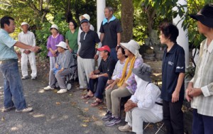 住民が声を掛け合って高台などに避難した訓練＝２３日、瀬戸内町手安