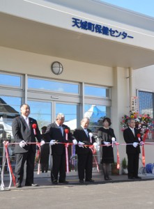 テープカットをして保健センターの開所を祝う関係者ら＝２０日、天城町