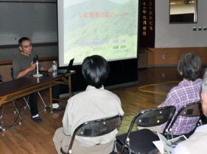 出前講座で講話する鳥飼さん（左）＝５月３１日、龍郷町