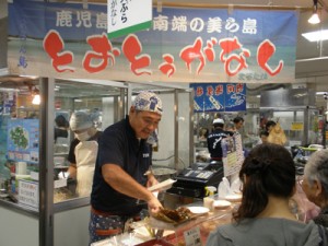 与論町産モズク天ぷらの実演、即売コーナー＝９日、千葉県船橋の東武百貨店船橋店