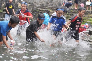 元気に水しぶきを上げてゲームを楽しむ子どもたち＝２６日、知名町瀬利覚