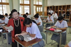 生徒に寄り添うようにして一緒に「子守唄」を歌う前田綾子さん＝２日、沖永良部高校