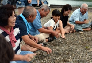 老若男女が参加して先人たちの暮らしに思いをはせた＝２６日、龍郷町戸口 　