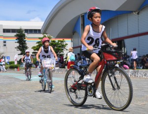 小中学生１２２人がスイム、バイク、ランで競ったチャレンジＫＩＤＳ徳之島大会＝２５日、天城町