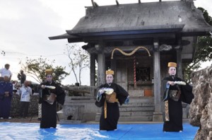 世之主没後６００周年の世之主神社例大祭で「かぎやで風」を奉納する女性ら＝２５日、和泊町内城