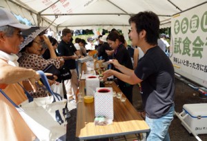 地域おこし協力隊によるソラマメしょうゆの試食ブースも人気を集めたしま興し祭り＝２５日、喜界町