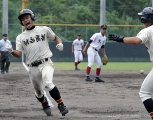 【決勝】八回表、ガッツポーズで逆転のホームを踏む沖永良部・山田＝３日、名瀬運動公園市民球場