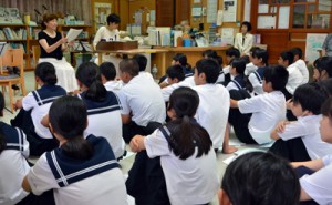 生徒たちが島尾文学の世界に浸った「朗読と音楽のつどい」＝２２日、瀬戸内町の古仁屋中学校