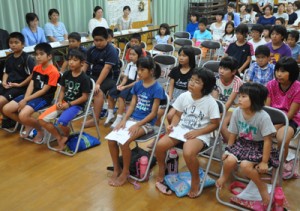 向学塾の受講式に出席した児童ら＝２１日、徳之島町