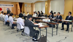 青少年を取り巻く状況の報告があった青少年育成市民会議＝６日、奄美市名瀬