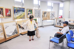 古仁屋郵便局で開かれている重博務さんの個展＝１１日、瀬戸内町