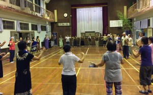 保存会メンバーと一緒に八月踊りを踊る教室生＝７日、瀬戸内町西阿室（提供写真）