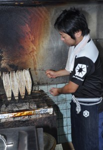 調理場には炭火で焼き上げた香ばしいにおいが漂う＝２９日、奄美市名瀬