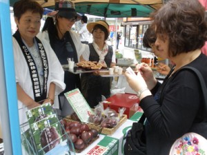 試食した人々が「おいしい」と満足げな表情を見せた瀬戸内パッション販売活動フェア＝８日、東京・有楽町
