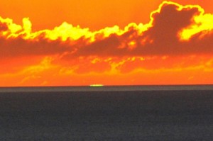 水平線上で、夕日の一部が緑色に光ったグリーンフラッシュ＝４日、奄美大島（吉行秀和さん撮影）