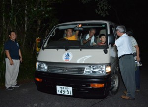 夜の林道で希少動物の輪禍事故防止を訴えるキャンペーン＝３０日、奄美市住用町