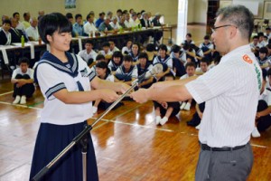 龍南中学校生徒会の若師すずか会長に１日保護観察所長を委嘱した結成式＝１日、龍郷町