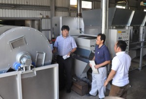 製造ラインが整備された荒茶工場を訪れた研究グループのメンバーら＝２６日、天城町