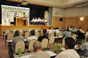 高生産量農家の表彰などもあった知名町糖業振興会総会＝７日、知名町フローラル館