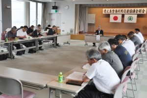 ２０１６年度の事業計画などを決めた徳之島空港利用促進協議会の総会＝７日、天城町