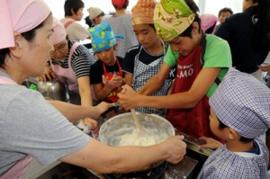 ミキ作りに挑戦する子どもたち＝２７日、宇検村