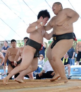 【団体決勝・文徳―中部農林】副将戦で中部農林の城間を押し出す文徳の大庭廉太郎（左）＝３日、吹上浜公園相撲場