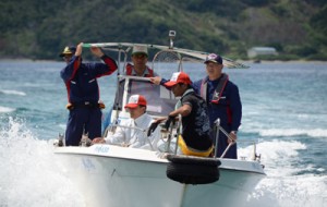 船上から西原半島を視察する徳田町長（写真右）＝２７日、龍郷町