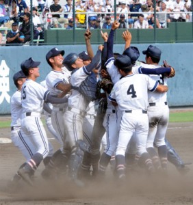 優勝を決めてマウンドに駆け寄る樟南の選手＝２６日、鹿児島市の県立鴨池球場