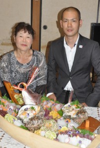 外務大臣表彰を受賞した在イタリア日本大使館公邸料理人の松田雅俊さん（右）と母親の香代子さん＝１７日、天城町松原