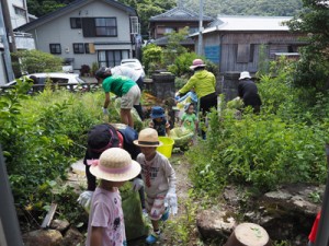 草取り作業に汗を流す参加者＝２４日、宇検村