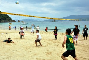 ビーチバレーで白熱したゲームを展開する若者ら＝２４日、瀬戸内町渡連海岸