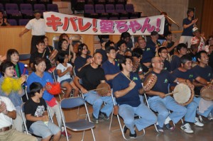 チヂンをたたきながら福原愛選手を応援する村民ら＝１１日、宇検村の元気の出る館