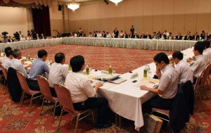 離島の課題解決に向けて要望が相次いだ懇談会＝９日、鹿児島市