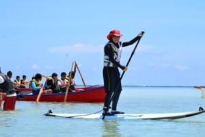 ＳＵＰや手こぎの船で、百合ケ浜から大金久海岸へと向かう大会参加者＝２日、与論島