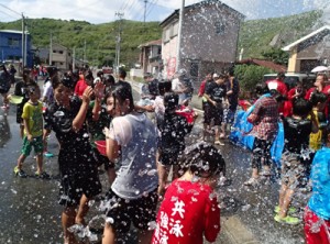 住民らが豪快に水を掛け合った「ネィンケ」＝２１日、徳之島町亀徳