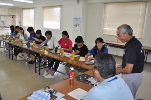 ユリ栽培史などの話に耳を傾ける島キャン生＝２４日、和泊町