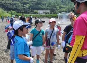 干潟の生き物を観察した龍郷町子ども博物学士講座＝２０日、奄美市住用町