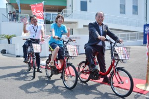 シェアサイクル事業のスタートを祝ったセレモニー＝３０日、瀬戸内町諸鈍の体験交流館