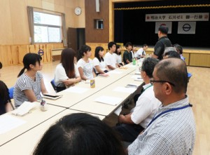 明治大学の学生が大和村の活性化対策について村側に提案した意見交換会＝２５日、村防災センター（提供写真）